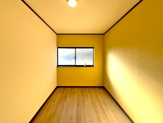 東大阪市御厨栄町2丁目の洋室|イエローの壁紙が特徴的な洋室です！一味違ったお部屋造りができそうですね！