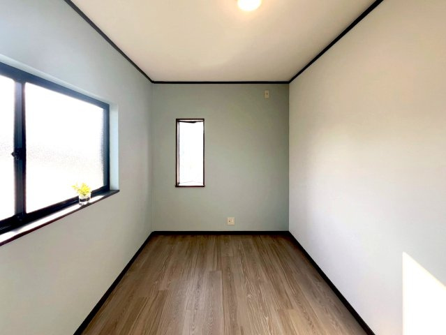 東大阪市御厨栄町2丁目の洋室|窓が2面あるので明るい室内となっております！