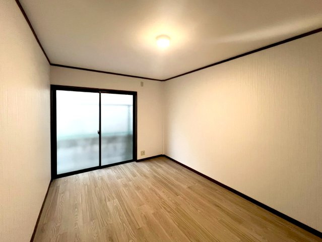 東大阪市御厨栄町2丁目の洋室|1階の洋室からは浴室やトイレが近いので生活にとても便利です！