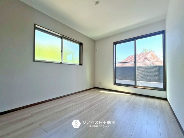 東大阪市日下町8丁目戸建の洋室|２面窓があり、採光◎通風◎