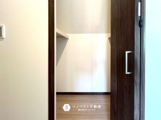 東大阪市日下町8丁目戸建の収納|スーツケースなど大きなものもすっきり収納できます！