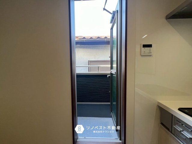 東大阪市日下町8丁目戸建のバルコニー|キッチンの横に勝手口！使用用途はさまざま◎