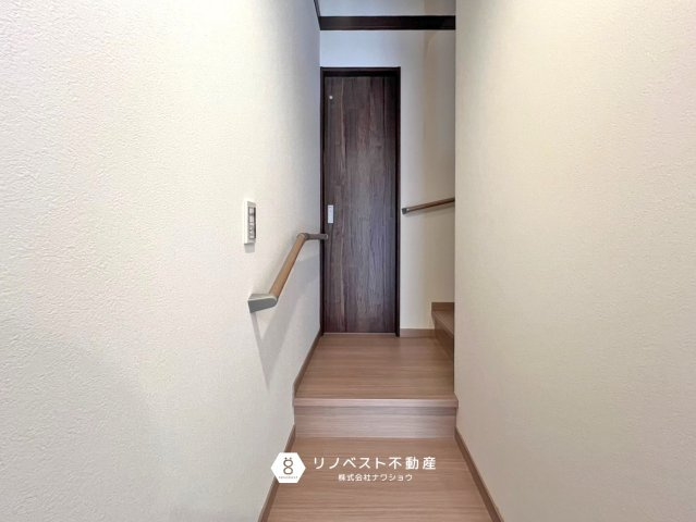 東大阪市日下町8丁目戸建の玄関|手すり付きで、お子様もお年寄りも安全◎