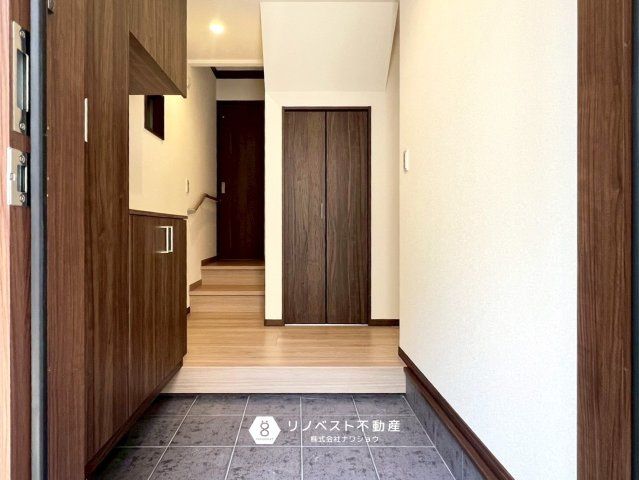 東大阪市日下町8丁目戸建の玄関|シューズボックス付き玄関は広く、お買い物帰りでもストレスなくお部屋まで上がれます！