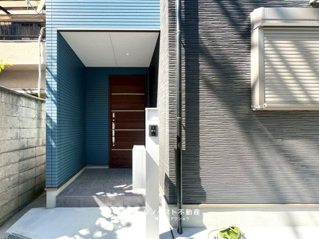 東大阪市日下町8丁目戸建の外観|建物前面空地で自転車やバイク置場に◎