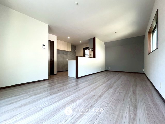 東大阪市日下町8丁目戸建の居間・リビング|約17帖のLDKは広く家族が多い方でも快適にお過ごしいただけます♪