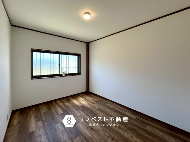 東大阪市稲葉1丁目中古戸建の洋室|約6.0帖の洋室。洗面所と隣接しており寝室に最適♪