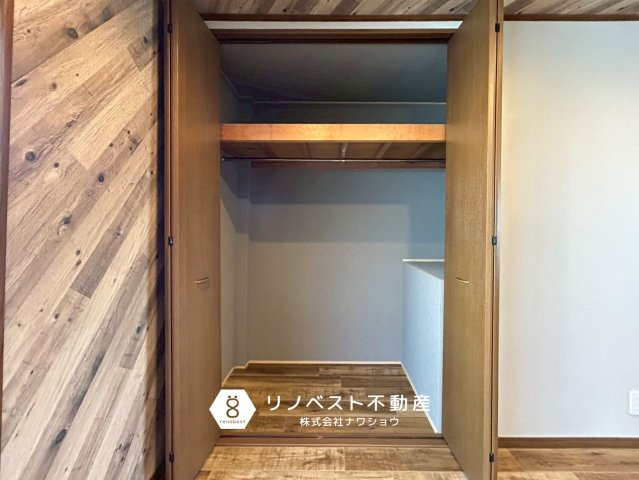 東大阪市稲葉1丁目中古戸建の収納|リビングにあるクローゼットです。奥行きもあり、収納力が高いです！