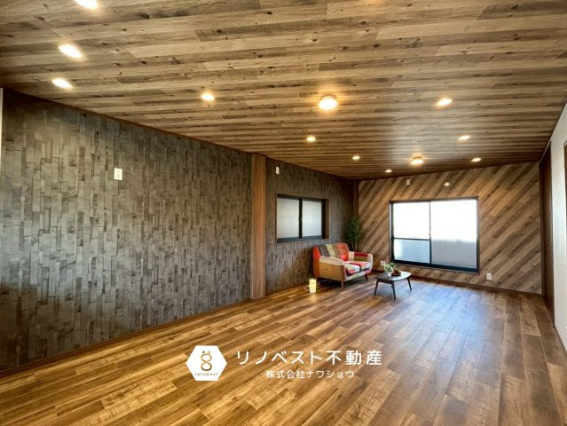 東大阪市稲葉1丁目中古戸建の居間・リビング|木目調のクロスで温かな雰囲気のLDKです！
ダウンライトでお部屋がより広く感じられます◎