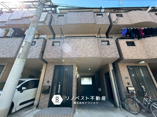 東大阪市稲葉1丁目中古戸建の外観|車1台駐車可能◎周辺環境充実しており、快適な新生活を送っていただけます♪