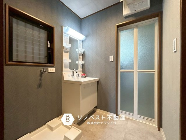 東大阪市稲葉1丁目中古戸建の洗面所|ライト付きの洗面台で朝の身支度がスムーズに♪