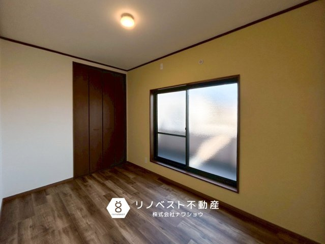 東大阪市稲葉1丁目中古戸建の洋室|約5.0帖の洋室。バルコニーに出られる窓があり、明るいです◎
