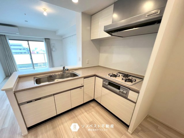 ブランニード河内小阪の独立洗面台|洗面台はお掃除のしやすい作りでいつまでも綺麗を保てます♪