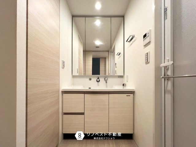 ブランニード河内小阪の浴室|追炊き機能付◎白を基調とした浴室は気持ちの良いバスタイムを堪能できます♪