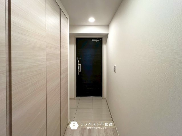 ブランニード河内小阪の内装|ナチュラルな明るさを感じる、白木調の廊下です！