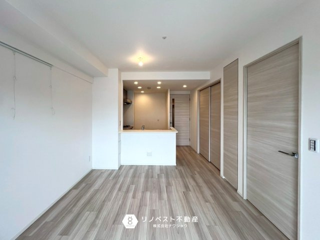 ブランニード河内小阪の洋室|リビングに繋がる洋室でバルコニーにも出られます♪お洗濯物を取り込んでそのままクローゼットに収納できますね◎