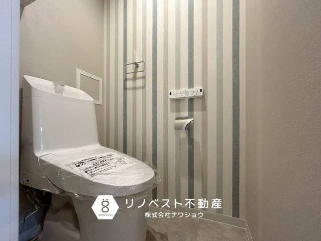 ソレイユ俊徳道のトイレ|ストライプのアクセントクロスが可愛いトイレ◎コンパクトな収納棚も付いてます♪