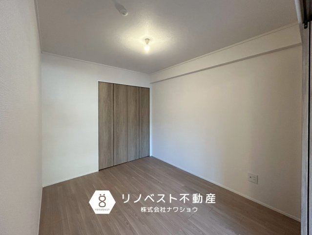 ソレイユ俊徳道の洋室|リビングと隣接された約5.0帖の洋室です。お子様のおもちゃ部屋などに最適◎