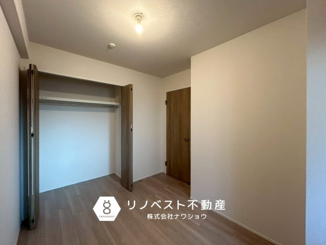 ソレイユ俊徳道の洋室|クローゼット付きの約4.5帖の洋室です。奥行きのあるクローゼットで収納力が高い！