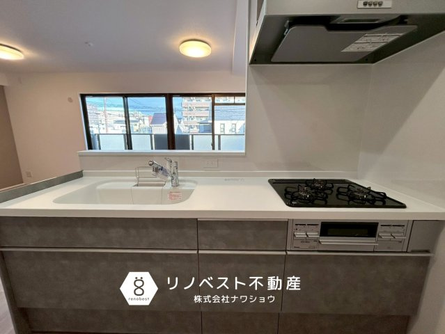 ソレイユ俊徳道のキッチン|３口コンロ◎シンクも広く、ストレスなく作業ができますね♪