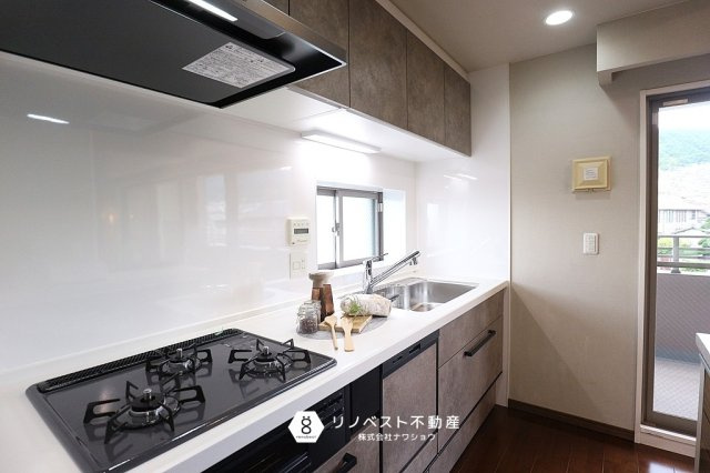 メゾンドール瓢箪山のトイレ|ウォシュレット付きのスタイリッシュなトイレです！タオルバーもついているので手を洗ってすぐに拭けるのは清潔面にも配慮されていますね！