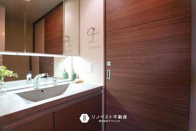 メゾンドール瓢箪山の玄関|シューズボックスがついているので玄関周りの整理に役立ちますね！