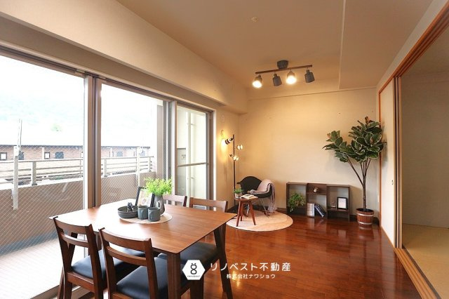 メゾンドール瓢箪山の居間・リビング|襖を開けておくと和室と一続きにできるので広々とお使い頂けます！