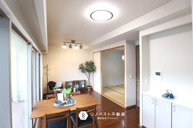 メゾンドール瓢箪山の洋室|バルコニーに出られる洋室です！明るい室内ですね！