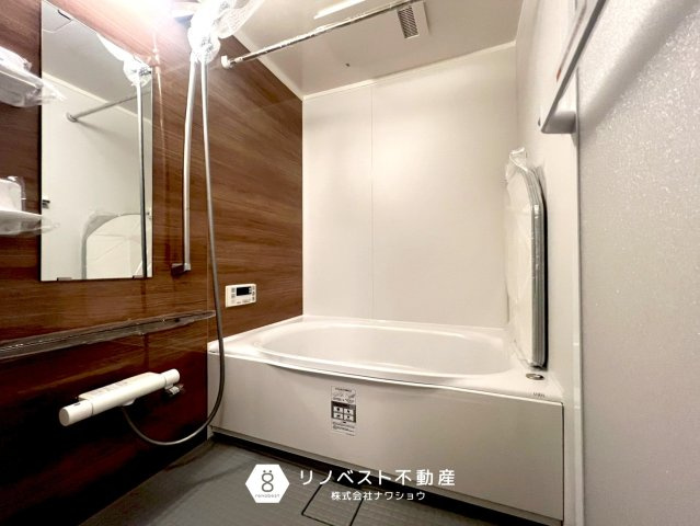 藤和東石切ホームズ見晴らしの丘の浴室|落ち着いたカラーの木目調のパネルでリラックス空間としては最適ですね♪バスタブも広々としているので足を伸ばしてお湯に浸かって頂けます♪