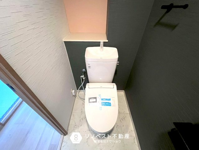 藤和東石切ホームズ見晴らしの丘のトイレ|スタイリッシュなトイレです。ブラック基調の壁紙で汚れも目立ちにくいです。
