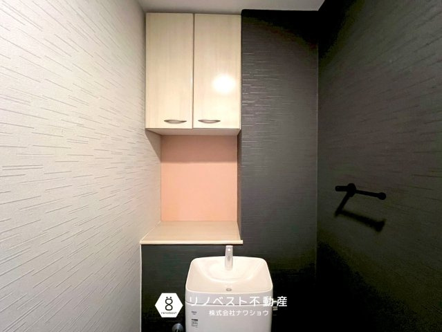 藤和東石切ホームズ見晴らしの丘のトイレ|上部には棚があるのでトイレットペーパーのストックや掃除用品などを収納できます◎