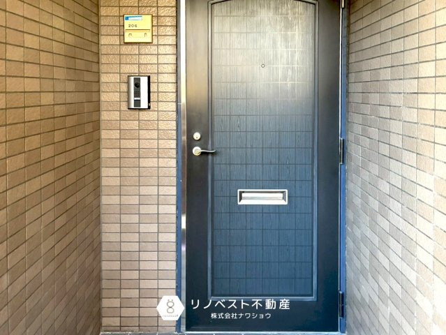 藤和東石切ホームズ見晴らしの丘の玄関|少し奥まったところに玄関扉があるので荷物が多くても余裕を持って室内に入って頂けます♪