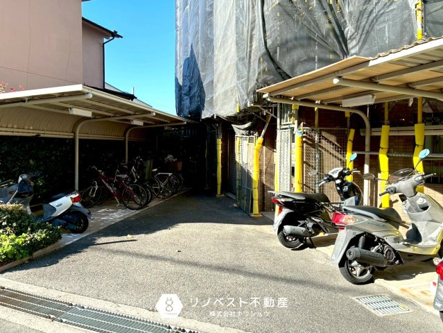 藤和東石切ホームズ見晴らしの丘の駐輪場|自転車とバイクも駐輪して頂けます♪屋根もついているので雨に濡れる心配もありません◎