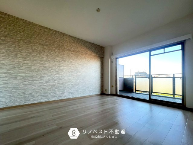 藤和東石切ホームズ見晴らしの丘の居間・リビング|約12帖のLDK♪陽当たりも良好で明るい室内です！家族団らんの場としても最適です！