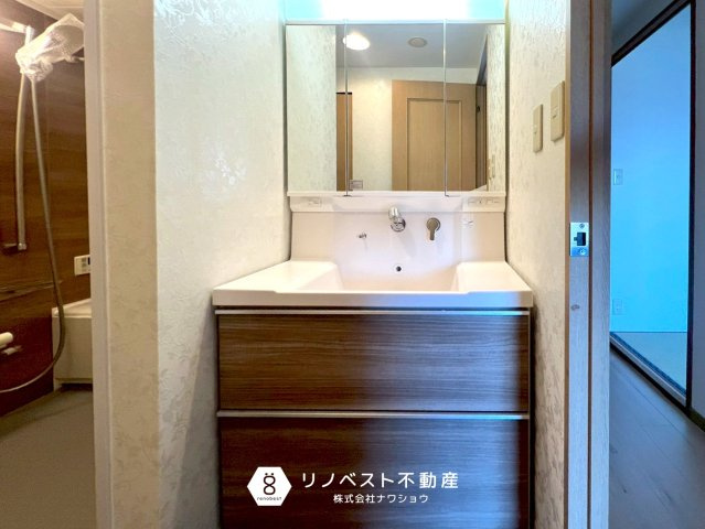 藤和東石切ホームズ見晴らしの丘の独立洗面台|3面鏡付の洗面台なので身支度もスムーズにできます！