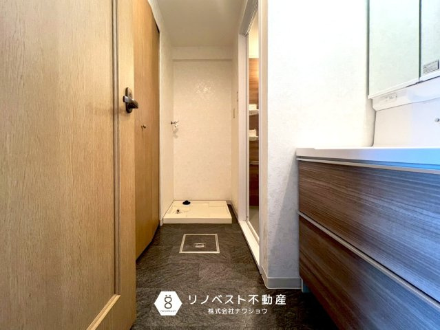 藤和東石切ホームズ見晴らしの丘の洗面所|洗面室の奥には洗濯機置場がございます。洗濯パンが完備されているのですぐに洗濯機を置いて頂くことができます！