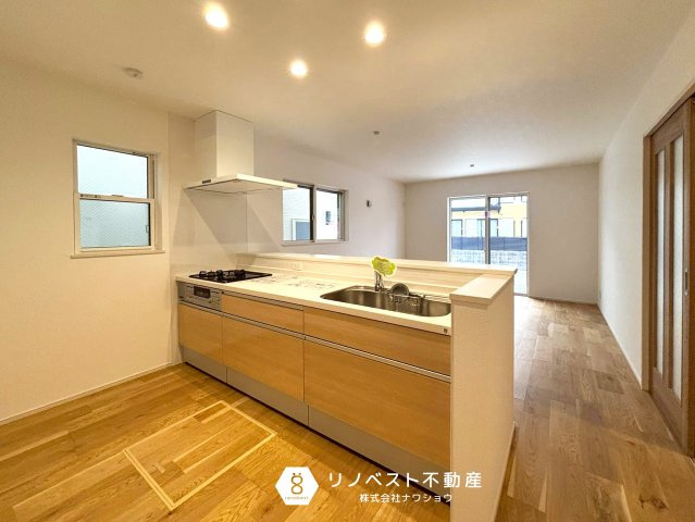 東大阪市第2北石切町のキッチン|3口コンロがあるので一気に調理することができ調理スペースも広々としているので楽しくお料理ができそうですね♪