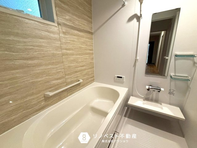 東大阪市第2北石切町の独立洗面台|三面鏡の洗面台なので身支度も楽々ですね♪洗濯機置場も広々としているので大きめのドラム式でも置くことができます◎