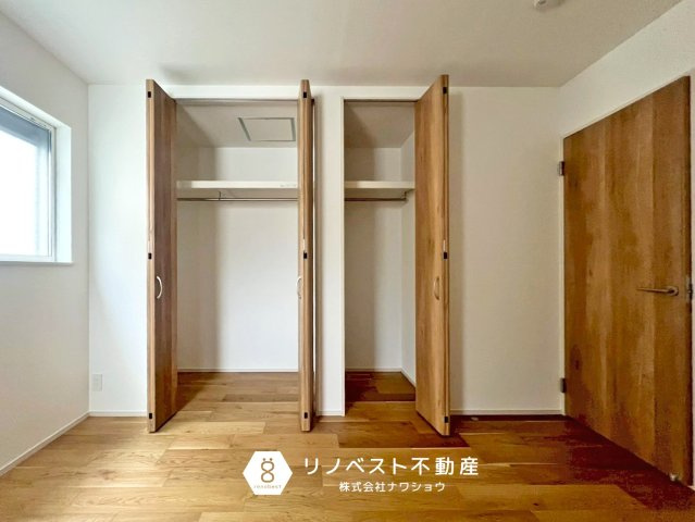 東大阪市第2北石切町の内装|手すりのある階段なので転倒防止に役立ちますね！温かみのある木目調の階段です♪