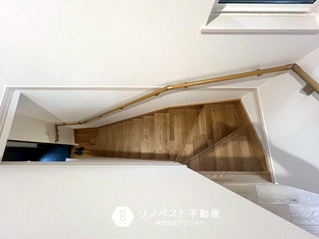 東大阪市第2北石切町の内装|玄関を入るとすぐに階段があるのでリビングを通らずに2階に上がることができます！