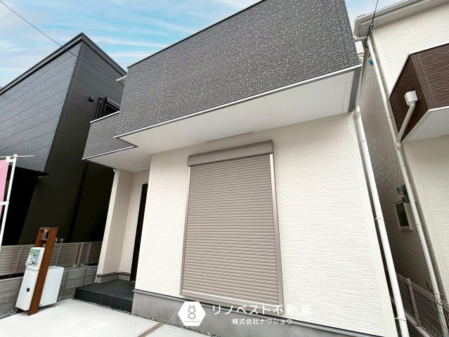 東大阪市第2北石切町の外観|グレーのアクセントカラーがオシャレ感をUPさせている外観です！
駐車スペースは2台分と広々しています！