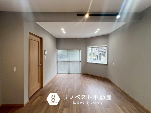 東大阪市稲葉１丁目の居間・リビング|日当たりの良いリビング♪
家具にこだわりたくなるおしゃれな内装です◎