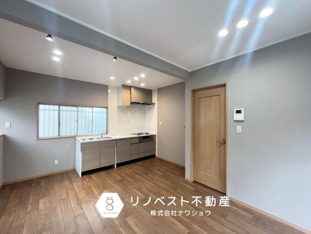 東大阪市稲葉１丁目のキッチン|ダウンライトなので照明が柔らかく、家族団らんにぴったりです◎