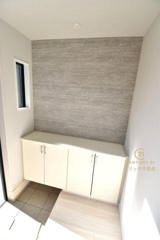 ケイアイフィット　日立市東町　3期 　2の玄関|たっぷり入る玄関収納です！扉の中は可動棚ですので、用途に合わせて高さを自由に変えることができます。窓があるので湿気がこもりにくく明るいのも嬉しいです。