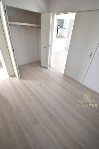 ケイアイフィット　日立市東町　3期 　2の洋室|1階洋室、2WAY出入り口です。リビングを通らずに玄関から直接入る事もできます。在宅ワークに、キッズスペースに、と自由に使えます。収納も配備されております。