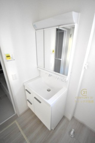 ケイアイフィット　日立市東町　3期 　2の独立洗面台|シャンプードレッサー付き洗面台は、広めで使いやすい、お手入れが楽なデザイン。いつもすっきり清潔に保てます。