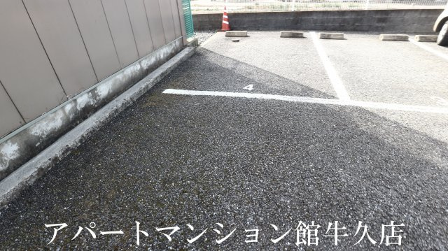 レオパレスシャトルの駐車場