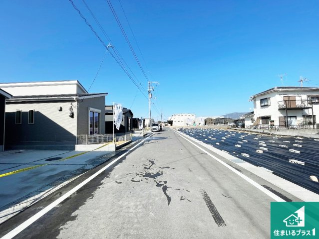 東近江市林田町　第1・2期　新築一戸建ての前面道路含む現地写真|周辺は閑静な住宅街！前面道路広々で車の出し入れも便利です。駐車が苦手な方でも安心して車庫入れできます！