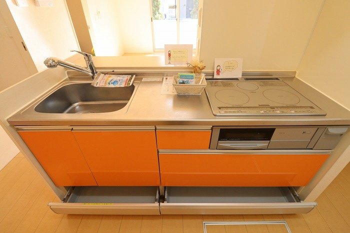 シンフォニーレジデンスのキッチン|対面キッチン（IHクッキングヒーター付き）