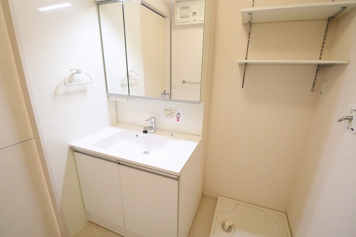 シンフォニーレジデンスの独立洗面台|洗髪洗面化粧台（三面鏡）